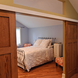 Ejemplo de dormitorio principal, clásico, grande, con paredes azules