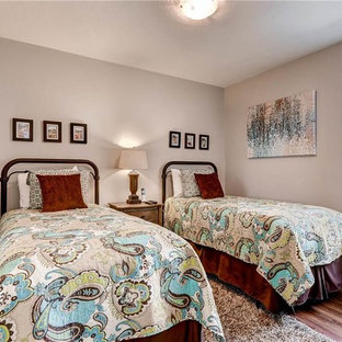 Imagen de habitación de invitados tradicional renovada, de tamaño medio, sin chimenea, con paredes beige, suelo de corcho y suelo marrón