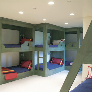 Modelo de dormitorio tipo loft, rústico, extra grande, con paredes blancas y moqueta