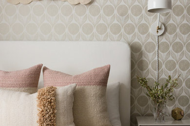 На фото: спальня среднего размера в стиле фьюжн с разноцветными стенами, ковровым покрытием и серым полом