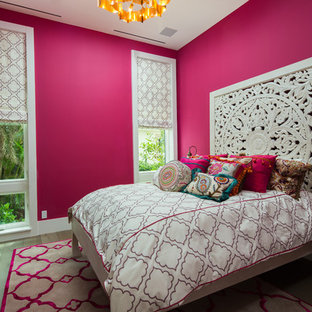 Modelo de habitación de invitados actual con paredes rosas, suelo de madera en tonos medios y suelo marrón