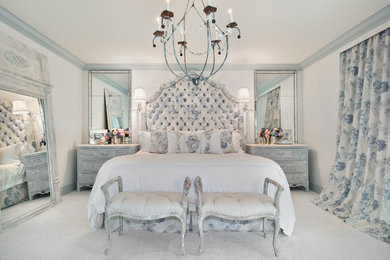 Идея дизайна: хозяйская спальня среднего размера в викторианском стиле с ковровым покрытием без камина