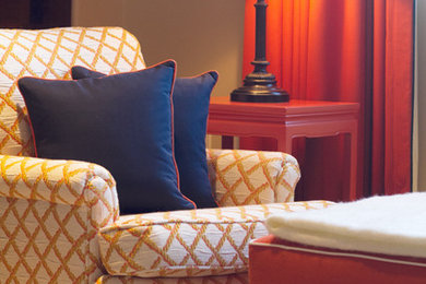 Foto de habitación de invitados contemporánea sin chimenea con paredes beige y moqueta