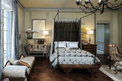 На фото: большая гостевая спальня (комната для гостей) в стиле фьюжн с бежевыми стенами, темным паркетным полом и коричневым полом с