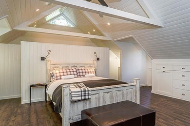 Diseño de dormitorio principal de estilo de casa de campo de tamaño medio con paredes blancas, suelo de madera oscura y suelo marrón