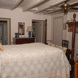 Imagen de dormitorio principal, tradicional, de tamaño medio, con paredes blancas, suelo de pizarra y suelo gris