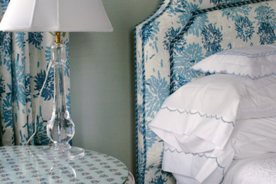 ボストンにある広いコンテンポラリースタイルのおしゃれな主寝室 (白い壁、カーペット敷き、暖炉なし)