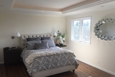 サンフランシスコにある中くらいなコンテンポラリースタイルのおしゃれな主寝室 (ベージュの壁、無垢フローリング、暖炉なし、茶色い床、グレーとブラウン) のレイアウト
