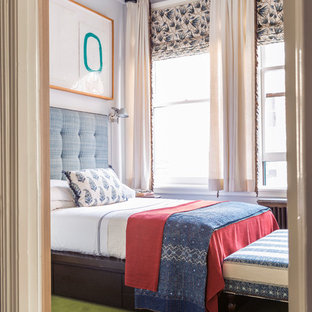 Foto de habitación de invitados ecléctica, de tamaño medio, sin chimenea, con paredes azules, moqueta y suelo verde