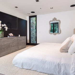 Großes Modernes Hauptschlafzimmer mit weißer Wandfarbe, hellem Holzboden, beigem Boden und gewölbter Decke in Los Angeles