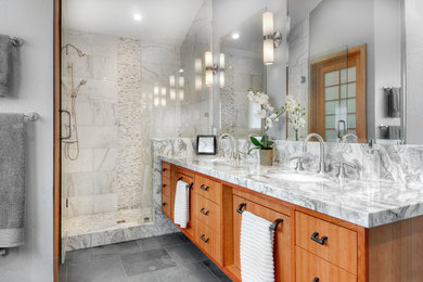 Ejemplo de cuarto de baño asiático de tamaño medio con paredes grises y suelo de baldosas de cerámica