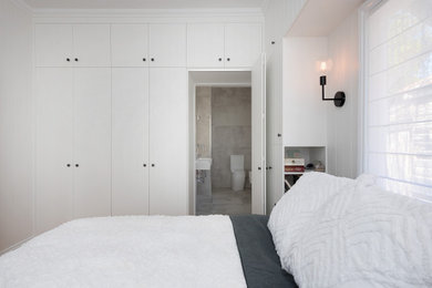 ブリスベンにある中くらいなトラディショナルスタイルのおしゃれな主寝室 (白い壁、淡色無垢フローリング、黄色い床、板張り天井、パネル壁)