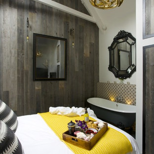 Diseño de dormitorio principal, actual, de tamaño medio, con paredes beige, suelo de pizarra y suelo gris