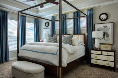 Esempio di una camera da letto chic di medie dimensioni con pareti beige, moquette, nessun camino e pavimento beige