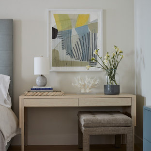 Großes Maritimes Hauptschlafzimmer mit weißer Wandfarbe, Kamin, Kaminumrandung aus Holz, beigem Boden und hellem Holzboden in San Luis Obispo