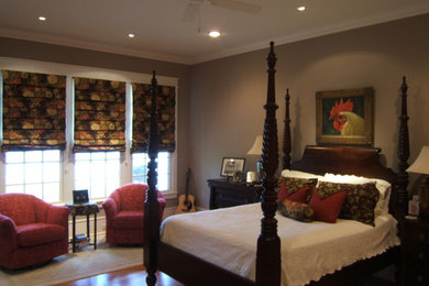 オースティンにある中くらいなトラディショナルスタイルのおしゃれな主寝室 (グレーの壁、無垢フローリング) のレイアウト