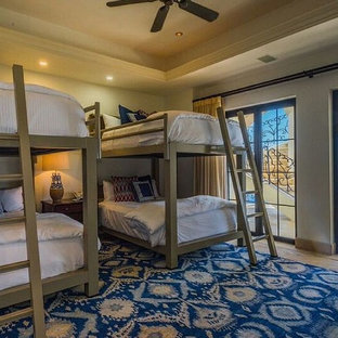 Imagen de habitación de invitados tradicional renovada, grande, con paredes amarillas y suelo de travertino