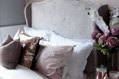 Diseño de habitación de invitados tradicional grande con paredes rosas, moqueta, chimenea de doble cara, marco de chimenea de baldosas y/o azulejos y suelo gris