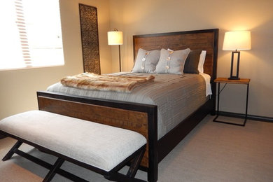 Modelo de habitación de invitados contemporánea de tamaño medio con paredes beige