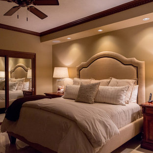Foto de habitación de invitados marinera, grande, con paredes beige y suelo de piedra caliza