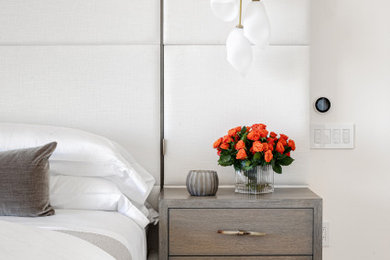 Ejemplo de dormitorio principal contemporáneo de tamaño medio con paredes blancas, suelo de madera clara y suelo beige