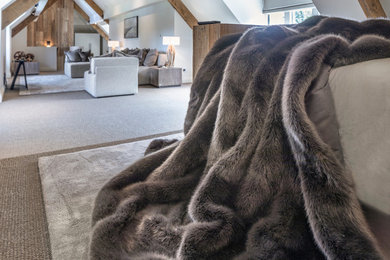 チェシャーにある広いコンテンポラリースタイルのおしゃれな客用寝室 (白い壁、カーペット敷き、暖炉なし、茶色い床) のインテリア