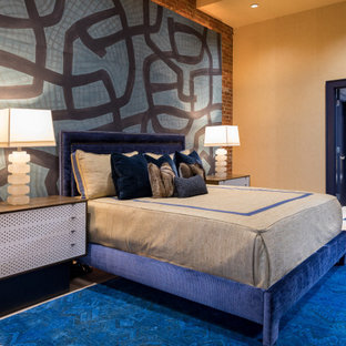 Aménagement d'une chambre parentale contemporaine avec un mur beige, un sol en bois clair, aucune cheminée, un sol beige et un mur en parement de brique.