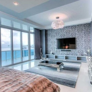 Diseño de dormitorio principal, contemporáneo, grande, sin chimenea, con paredes azules y suelo de baldosas de porcelana