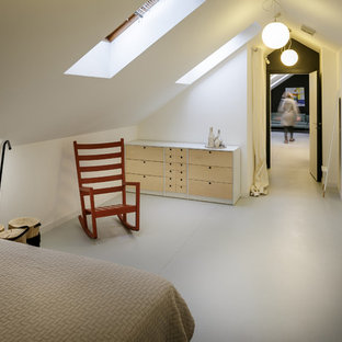 Diseño de dormitorio principal, escandinavo, grande, con paredes blancas y suelo de linóleo