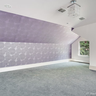 Foto de habitación de invitados tradicional renovada con paredes púrpuras, moqueta y suelo violeta
