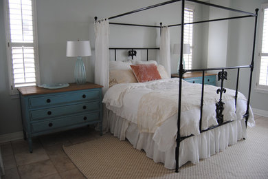 Modelo de habitación de invitados de estilo de casa de campo sin chimenea con paredes blancas y suelo de baldosas de cerámica