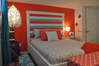 モントリオールにある中くらいなコンテンポラリースタイルのおしゃれな客用寝室 (オレンジの壁、クッションフロア) のレイアウト