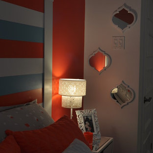 Imagen de habitación de invitados actual, de tamaño medio, con parades naranjas