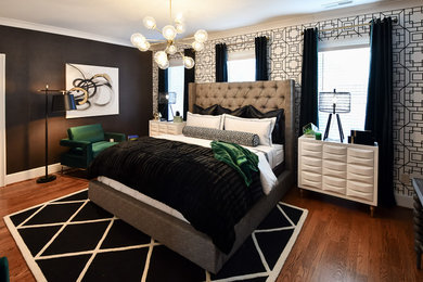 ローリーにある広いモダンスタイルのおしゃれな客用寝室 (グレーの壁、無垢フローリング、茶色い床) のインテリア