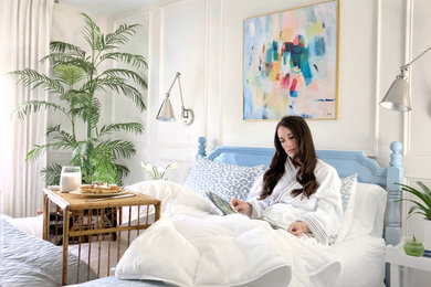 他の地域にある中くらいなトラディショナルスタイルのおしゃれな客用寝室 (白い壁、カーペット敷き、グレーの床、パネル壁) のレイアウト