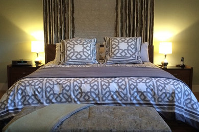 広いエクレクティックスタイルのおしゃれな客用寝室 (緑の壁、カーペット敷き)
