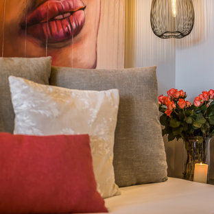 Ejemplo de habitación de invitados contemporánea, de tamaño medio, con paredes grises, suelo beige y suelo de mármol