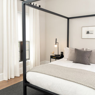 Imagen de habitación de invitados moderna, de tamaño medio, con paredes blancas, suelo vinílico y suelo marrón