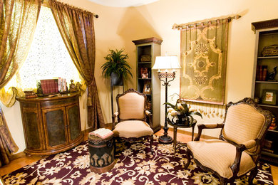アルバカーキにある中くらいなトラディショナルスタイルのおしゃれな主寝室 (ベージュの壁、暖炉なし、カーペット敷き)