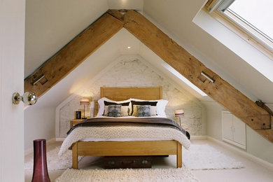 Imagen de dormitorio de estilo de casa de campo con paredes beige y techo inclinado