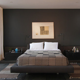 Modelo de dormitorio principal, contemporáneo, sin chimenea, con paredes negras y suelo negro