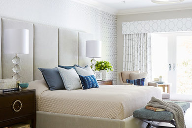 Пример оригинального дизайна: хозяйская спальня в классическом стиле с разноцветными стенами, ковровым покрытием и бежевым полом