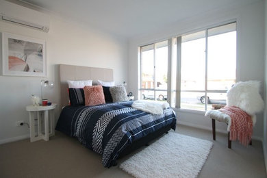 Diseño de dormitorio de tamaño medio con paredes blancas, moqueta y suelo beige