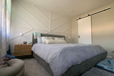 Modelo de habitación de invitados contemporánea de tamaño medio sin chimenea con paredes multicolor, moqueta y suelo gris
