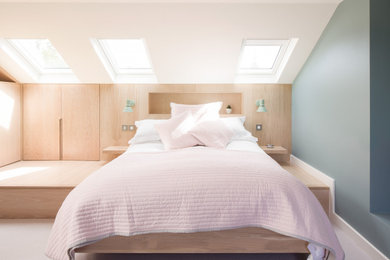 ロンドンにあるコンテンポラリースタイルのおしゃれな寝室 (緑の壁、カーペット敷き、グレーの床、三角天井) のレイアウト