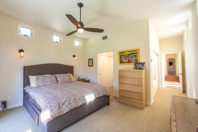 Ejemplo de dormitorio principal tradicional renovado de tamaño medio con paredes blancas, moqueta y suelo beige