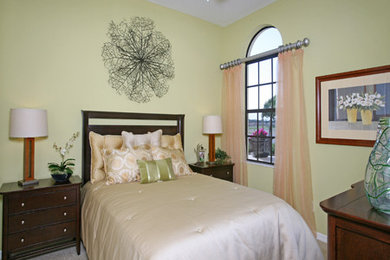 マイアミにあるトラディショナルスタイルのおしゃれな寝室のレイアウト
