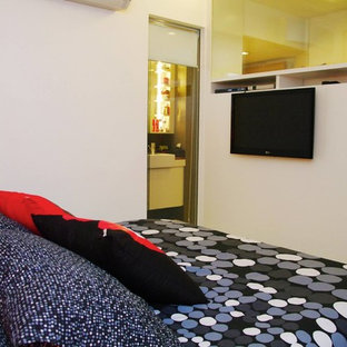 Foto de dormitorio principal, moderno, de tamaño medio, sin chimenea, con suelo de mármol
