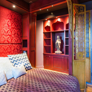Foto de dormitorio principal, de estilo zen, de tamaño medio, sin chimenea, con paredes rojas y suelo de madera clara