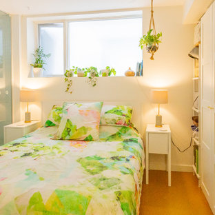 Foto de dormitorio principal, actual, pequeño, con paredes blancas y suelo de contrachapado